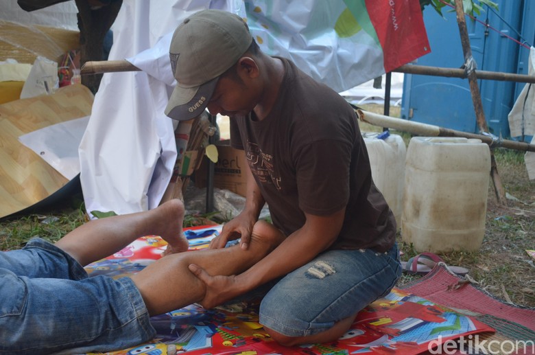 Kisah Tukang Pijat yang Kebanjiran Pasien Saat Musim Mudik Kisah Tukang Pijat yang Kebanjiran Pasien Saat Musim Mudik