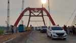 Naik Truk, Menteri PUPR Tes Jembatan Kalikuto Dibuka untuk Mudik