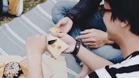 Piknik bareng teman dan keluarga, Bisma memilih menyatap roti dengan selai kacang yang diolesnya sendiri. Selain roti, ada juga roti cokelat yang manis. Foto: Instagram @sibisma