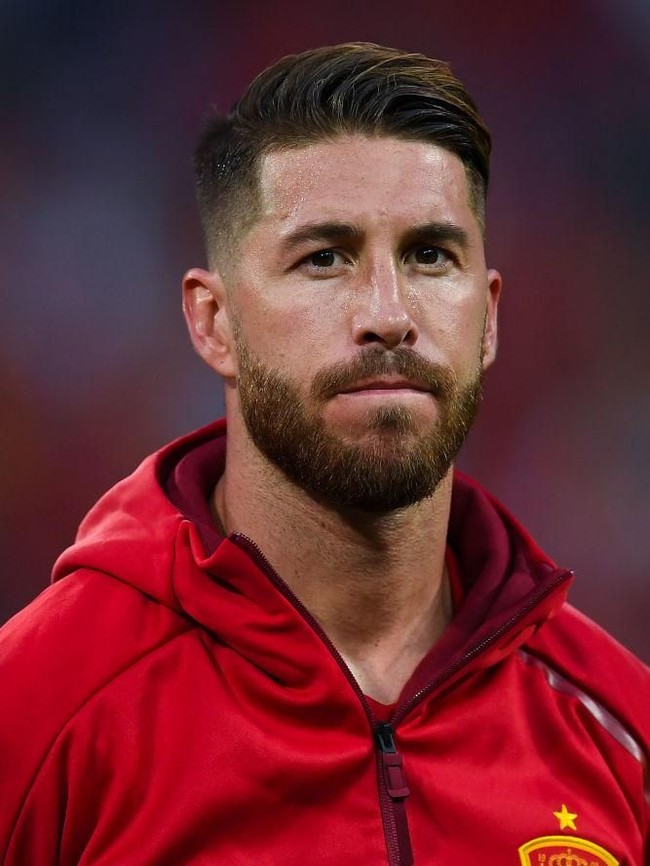 Sergio Ramos dikaruniai wajah tampan yang cukup untuk memesona para perempuan. Penampilan kapten tim Spanyol di Piala Dunia 2018 semakin sempurna dengan potongan under-cut yang maskulin. (Foto: Getty Images)