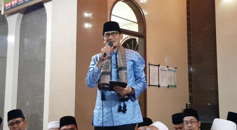 Hebohnya Warga Saat Sandiaga Tiba untuk Takbiran di Jakut Hebohnya Warga Saat Sandiaga Tiba untuk Takbiran di Jakut