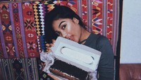 Dengan wajah riang, Marion memamerkan sekotak kue bertabur meises. Wah jangan dimakan sendirian ya. Foto: Instagram @lalamarionmj