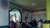 Keyakinan jemaah Latiful Akbar akan 1 Syawal jatuh hari ini karena adanya bulan purnama pada Selasa (29/5) lalu. Selain itu mereka juga menyebut mengikuti instruksi Pimpinan Yayasan Lathiful Akbar yang terpusat di Palumpang, Alor laut, Jakarta Utara yang juga menyelenggarakan lebaran hari ini. (Foto: Zulkipli Natsir/detikcom)