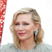 Untuk aksesori, aktris Australia pemenang Oscars ini mengandalkan anting berlian dan zamrud bergaya cuff. (Foto: Tim P. Whitby/Getty Images)