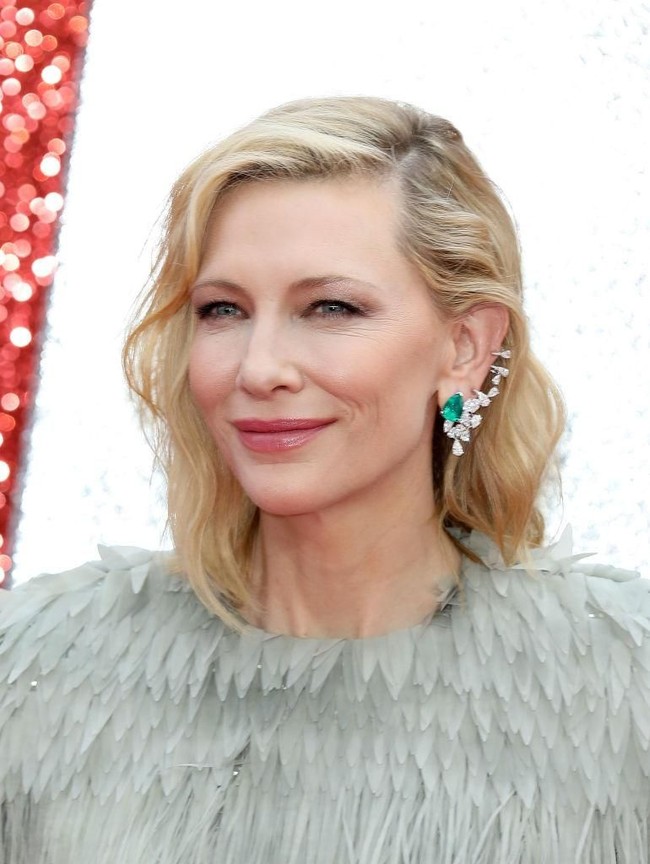 Untuk aksesori, aktris Australia pemenang Oscars ini mengandalkan anting berlian dan zamrud bergaya cuff. (Foto: Tim P. Whitby/Getty Images)
