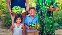 Pemilik nama asli Indah Mayang Indriyani adalah model sekaligus aktris Indonesia ini ternyata juga ajarkan si kecil mengenal makanan sehat sejak dini. Salah satunya adalah dengan cara menanam dan memetik buah dan sayur. Foto: Instagram @indahkalalo