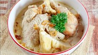 Selain potongan ayam saja, opor ayam makin nikmat dengan tambahan tahu. Seperti racikan milik @susan_garcia ini. Foto: Instagram