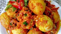 Orang Indonesia suka makan pedas. Telur balado yang pedas gurih, juga jadi hidangan spesial yang populer di hari lebaran. Ini telur balado racikan @nonniebali, wah sambalnya menggoda sekali, ya? Foto: Instagram