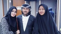 Yuyun Wahyuni (kiri) kini dikenal dengan nama Athiyyatul Haniyyah Foto: (dok. Instagram Athiyyatul_Haniyyah_real)