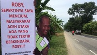 Menurut Kasat Lantas Polres Aceh Utara Iptu Sandy Titah Nugraha polisi memasang manekin dan spanduk ini untuk menyentil masyarakat agar patut berlalu lintas dan malu jika melanggar lalu lintas. kata Foto: Dok. Polantas Aceh Utara