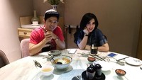 Berteman dekat dengan Syahrini, Cakra dan Syahrini sering makan bersama. Ada sayuran sehat, yang dipilih Syahrini dan Cakra saat makan malam. Foto: Instagram @cakra.khan