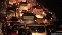Kemacetan mulai terasa saat kendaraan melintas di sekitar Rancaekek-Cicalengka. Mobil dan bus hanya bisa melaju dengan kecepatan yang rendah.