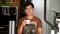 Cakra Konta Paryaman atau lebih dikenal Cakra Khan, merupakan seorang penyanyi asal Pangandaran. Selain bernyanyi, ia gemar kulineran dengan makanan khas Indonesia. Foto: Instagram @cakra.khan