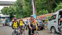 Saat melepas rombongan Gowes Moedik 2018 beberapa waktu lalu, Royke juga mengayuh sepeda lipat warna hitam andalannya. Foto: Widiya Wiyanti/detikHealth 