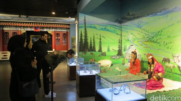 Turis juga bisa lihat baju-baju tradisional etnis Mongolia (Fitraya/detikTravel)