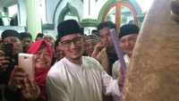 Sementara Wakil Gubernur DKI Jakarta Sandiaga Uno melakukan kunjungan takbiran keliling untuk menyambut Hari Raya idul Fitri 1439 H di tiga wilayah. Wilayah pertama yang disambangi Sandiaga adalah Matraman, Jakarta Timur.  (Foto: Marlinda Oktavia/detikcom)