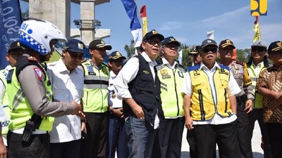 Naik Truk, Menteri PUPR Tes Jembatan Kalikuto Dibuka untuk Mudik