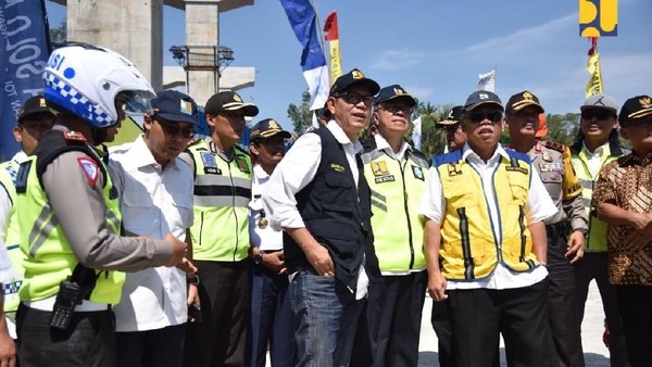 Naik Truk, Menteri PUPR Tes Jembatan Kalikuto Dibuka untuk Mudik