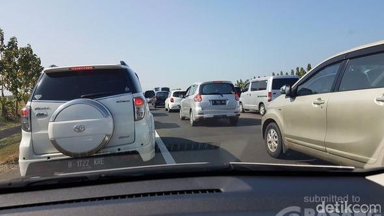 Tol Cipali Padat Merayap di Km 150-190 Tol Cipali Padat Merayap di Km 150-190