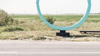 Entah apa maksud dari lingkaran ini, tapi bangunan ini memang sebuah halte bus. Istimewa/Christopher Herwig/Boredpanda.