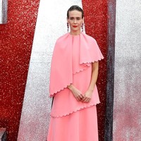 Sementara itu, Sarah Paulson muncul dengan gaun pink Valentino bergaya tumpuk. Adapun sepatu rancangan Brian Atwood dipilih untuk menopang kakinya.  (Foto: Tim P. Whitby/Getty Images)