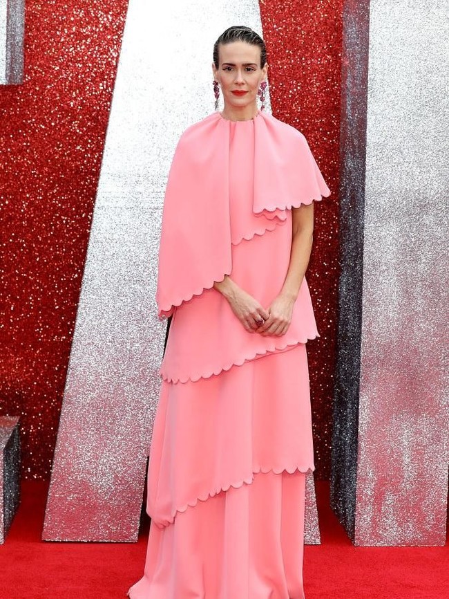 Sementara itu, Sarah Paulson muncul dengan gaun pink Valentino bergaya tumpuk. Adapun sepatu rancangan Brian Atwood dipilih untuk menopang kakinya.  (Foto: Tim P. Whitby/Getty Images)