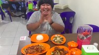 Olahan seafood juga tak dilewatkan pemilik Instagram malabarbie91 ini. Mala yang ekspresif sedang menyantap udang, kepiting dan kerang. Foto: Instagram malabarbie91