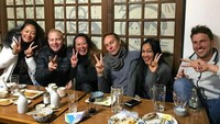 Liburan ke Jepang  bersama teman dan suaminya. Kali ini Indah terlihat asyik menikmati makanan Jepang di resto tradisional.