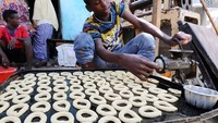 Warga Muslim Somalia terlihat sibuk mempersiapkan kue dan makanan ringan tradisional khas Somalia untuk sambut Hari Raya Idul Fitri. Feisal Omar/Reuters.