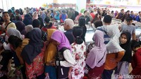 Toko Daging Nusantara di Bekasi diserbu ratusan warga yang ingin membeli daging murah.
