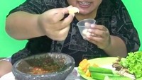 Buka puasa ala Mala pakai sambal goang plus bawang putih mentah. Katanya Mala nggak kuat kalau harus makan bawang putih mentah meski dinilai sehat. Foto: Instagram malabarbie91