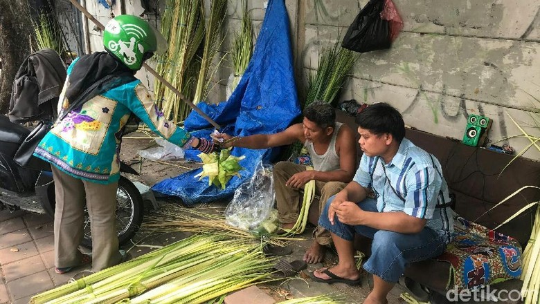Pedagang Palmerah Tunjukkan Cara Membuat Ketupat Terbaik Pedagang Palmerah Tunjukkan Cara Membuat Ketupat Terbaik