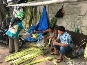 Pedagang Palmerah Tunjukkan Cara Membuat Ketupat Terbaik