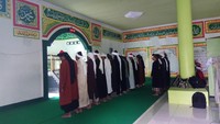 Tua-muda, pria-wanita berbaur mendirikan salat Id berjemaah.  (Foto: Zulkipli Natsir/detikcom)