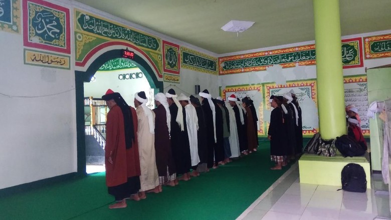 Lebaran Lebih Awal, Jemaah Latiful Akbar di Bone Salat Id Hari Ini Lebaran Lebih Awal, Jemaah Latiful Akbar di Bone Salat Id Hari Ini
