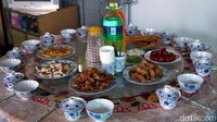 Di rumah warga ini, kami disambut dan dijamu makan malam. Menu saat itu ada ayam goreng tepung, tumis sayur mayur, hingga nasi goreng. (Wahyu/detikTravel)