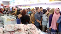 Banyak warga sudah datang mengantre sejak pagi agar tidak kehabisan daging murah tersebut. Banyak warga sudah datang mengantre sejak pagi agar tidak kehabisan daging murah tersebut.