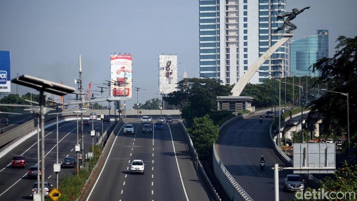 Jalanan di Jakarta mulai  terlihat agak kosong karena sebagian warganya pergi mudik.