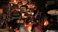 Menurut Kapolres Bandung AKBP Indra Hermawan di Pos Polisi Cikaledong, pihak polisi telah melakukan empat kali one way berkoordinasi dengan Polres Garut, karena titik kemacetan terjadi di Pasar Limbangan.