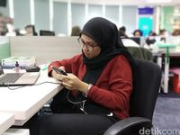 Kamera belakang di dalam ruangan. 