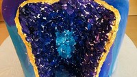 Tren kue geode sebenarnya sudah ada sejak pertengahan 2016 lalu. Namun, kini popularitasnya meningkat, setelah banyak orang yang mengunggah foto kue geode yang indah. Foto: Instagram