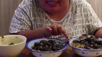“Gajahnya seumur hidup blm pernah makan yang namanya tutut,” tulis Mala. Pemain FTV ini ternyata juga doyan tutut alias keong sawah ini. Pasti gurih-gurih enak ya? Foto: Instagram malabarbie91