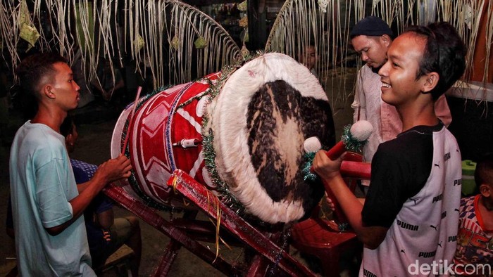 Sejumlah warga di kawasan Koja, Jakarta Utara, ramai mengumandangkan takbir yang diiringi dengan gema bedug.