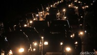 Untuk mengurai macet panjang tersebut polisi memberlakukan sistem satu arah (one way).