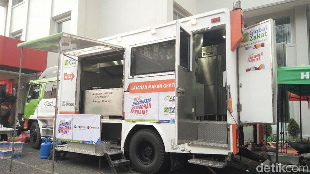 Humanity Food Truck milik lembaga kemanusiaan Aksi Cepat Tanggap (ACT).