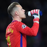 Satu lagi kiper yang punya gaya rambut yang khas. Dialah Marc-Andr ter Stegen dari Jerman. Saat beraksi di lapangan hijau, Stegen menebar pesona dengan rambut pirangnya yang ditata secara sleek. (Foto: Getty Images)