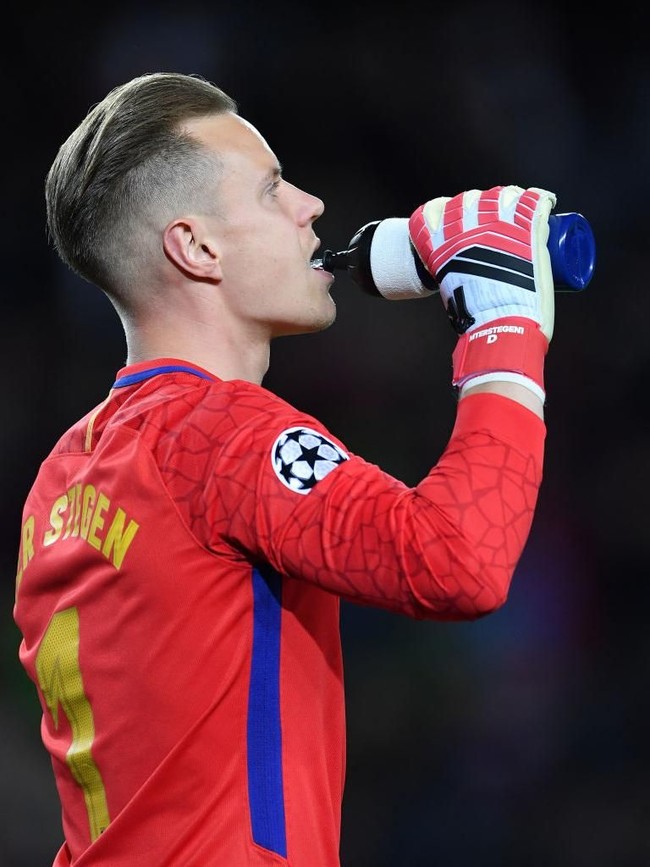 Satu lagi kiper yang punya gaya rambut yang khas. Dialah Marc-Andr ter Stegen dari Jerman. Saat beraksi di lapangan hijau, Stegen menebar pesona dengan rambut pirangnya yang ditata secara sleek. (Foto: Getty Images)