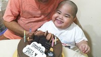 Kue cokelat ini buat ulang tahun Papinya Tatan. Foto dulu sebelum memotong kuenya ya. Foto: Instagram @jrsugianto