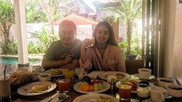 Liburan ke Bali, ini pose Vega sarapan di hotel bersama suaminya. Nampak ada omelet plus sosis, buah segar dan jus di hadapan mereka. Nyam nyamm! Foto: Instagram vegadarwanti123