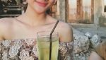 Intip Gaya Keren Marion Jola Saat Minum Kopi hingga Makan Kue